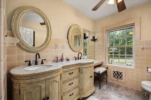 Bath - 2221 Twin Oak Rd, Peru, IL 61354 photo 6 of 8