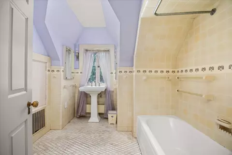 Bath - 2221 Twin Oak Rd, Peru, IL 61354 photo 3 of 8