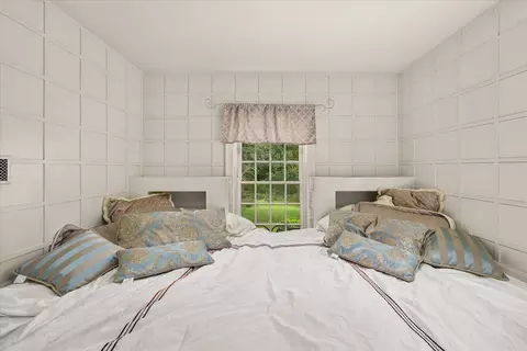 Bedroom - 2221 Twin Oak Rd, Peru, IL 61354 photo 10 of 15