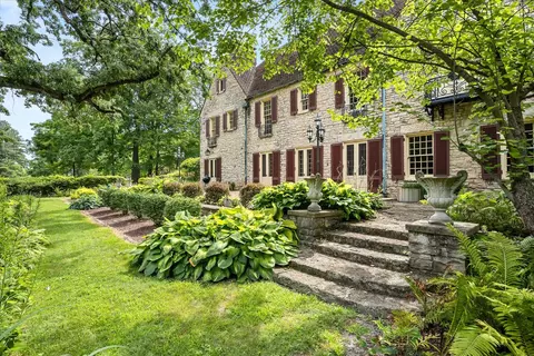 Exterior - 2221 Twin Oak Rd, Peru, IL 61354 photo 7 of 14