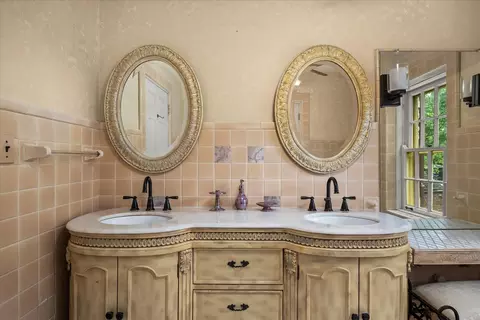 Bath - 2221 Twin Oak Rd, Peru, IL 61354 photo 7 of 8