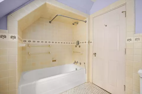Bath - 2221 Twin Oak Rd, Peru, IL 61354 photo 4 of 8