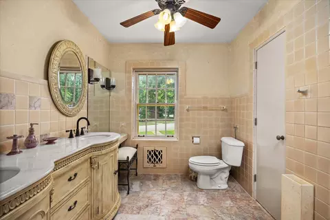 Bath - 2221 Twin Oak Rd, Peru, IL 61354 photo 5 of 8