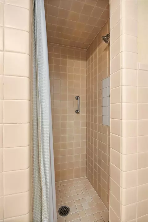 Bath - 2221 Twin Oak Rd, Peru, IL 61354 photo 8 of 8