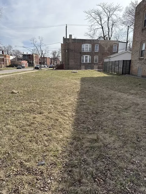 201 E 70th St, Chicago, IL 60637 photo 2