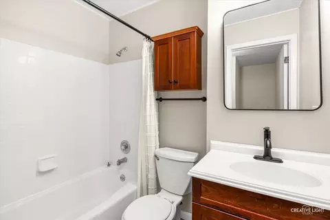 Bath - 1681 Ashburn Ct #D, Wheaton, IL 60189 photo 2 of 2