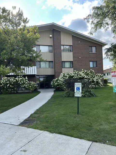 1000 Bayside Dr #107, Palatine, IL 60074