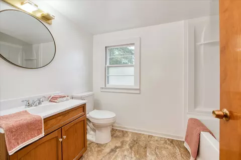 Bath - 309 E Sunset Pl, Dekalb, IL 60115 photo 2 of 3