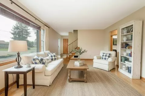 Living - 309 E Sunset Pl, Dekalb, IL 60115 photo 4 of 8