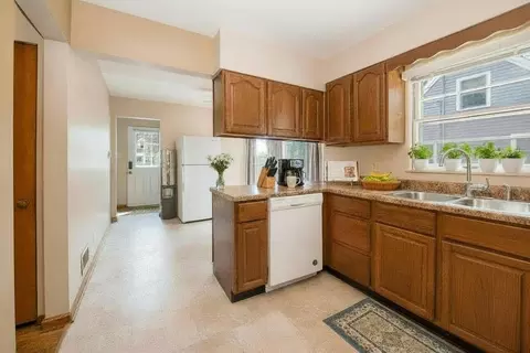 Entry Way - 309 E Sunset Pl, Dekalb, IL 60115 photo 4 of 4