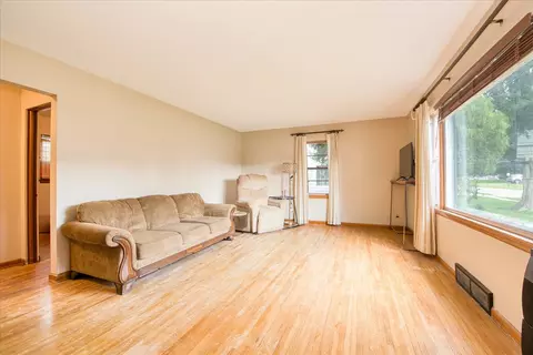 Living - 309 E Sunset Pl, Dekalb, IL 60115 photo 2 of 8