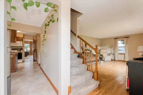 Entry Way - 309 E Sunset Pl, Dekalb, IL 60115 photo 2 of 4