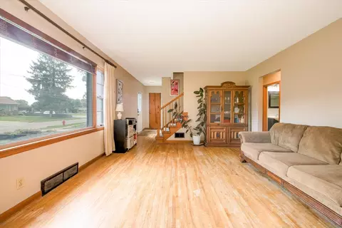 Living - 309 E Sunset Pl, Dekalb, IL 60115 photo 5 of 8