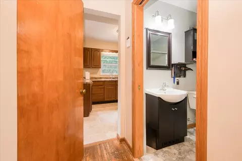 Entry Way - 309 E Sunset Pl, Dekalb, IL 60115 photo 3 of 4