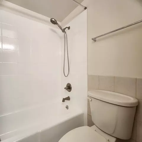 Bath - 575 Fairway View Dr #1F, Wheeling, IL 60090 photo 1 of 3