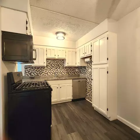 Kitchen - 575 Fairway View Dr #1F, Wheeling, IL 60090 photo 1 of 2