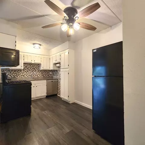 Kitchen - 575 Fairway View Dr #1F, Wheeling, IL 60090 photo 2 of 2