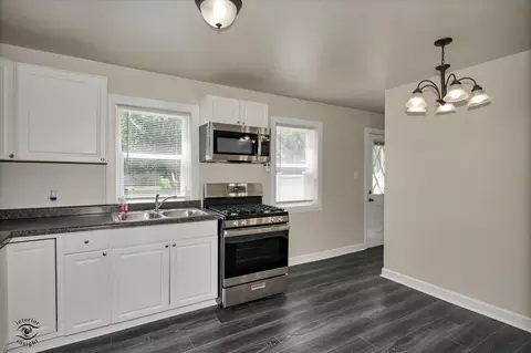 Kitchen - 3335 Roesner Dr, Markham, IL 60428 photo 2 of 3