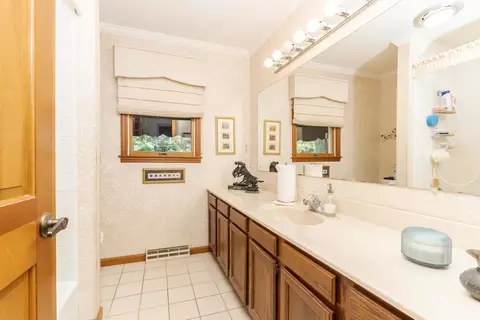 Bath - 18468 E 600 North Rd, Bloomington, IL 61705 photo 2 of 5