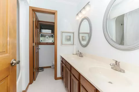 Bath - 18468 E 600 North Rd, Bloomington, IL 61705 photo 4 of 5