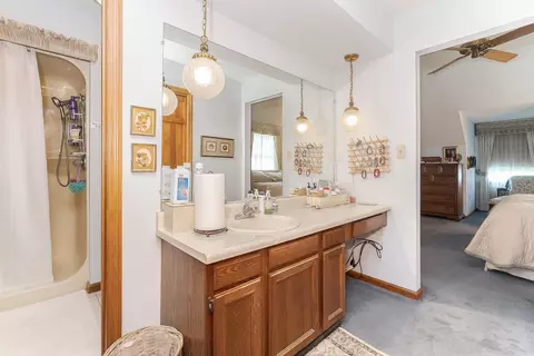Bath - 18468 E 600 North Rd, Bloomington, IL 61705 photo 3 of 5