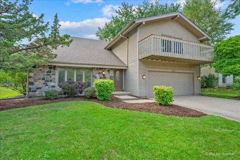 852 Woodmar Dr, Crystal Lake, IL 60014