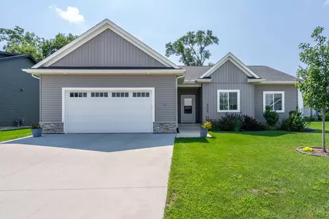 4909 Willow Cir, Davenport, IA 52806