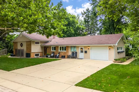 Exterior - 220 E Hillside Rd, Naperville, IL 60540 photo 2 of 13