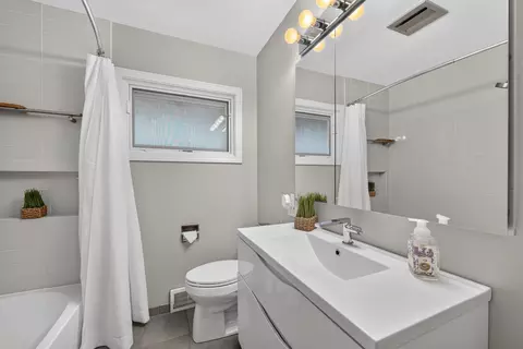 Bath - 220 E Hillside Rd, Naperville, IL 60540 photo 2 of 4
