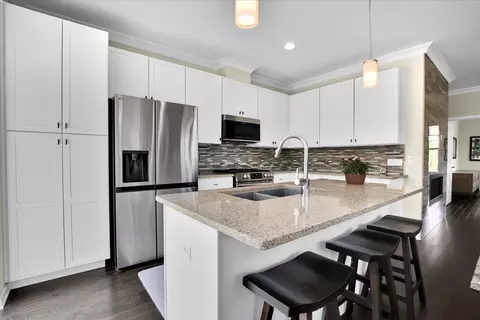 Kitchen - 300 Lexington Ln, Rolling Meadows, IL 60008 photo 2 of 6
