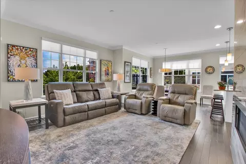 Living - 300 Lexington Ln, Rolling Meadows, IL 60008 photo 4 of 4
