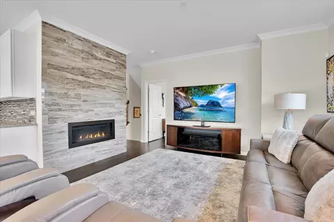 Living - 300 Lexington Ln, Rolling Meadows, IL 60008 photo 2 of 4