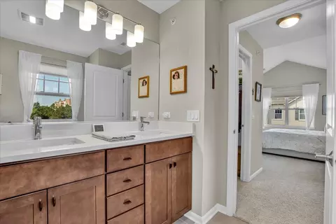 Bath - 300 Lexington Ln, Rolling Meadows, IL 60008 photo 3 of 4