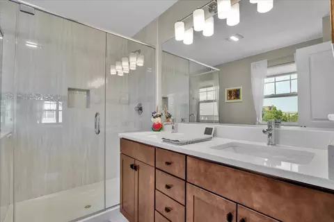Bath - 300 Lexington Ln, Rolling Meadows, IL 60008 photo 2 of 4