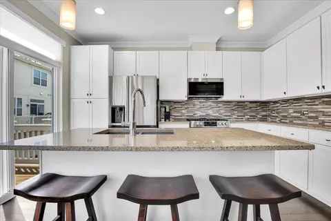 Kitchen - 300 Lexington Ln, Rolling Meadows, IL 60008 photo 1 of 6