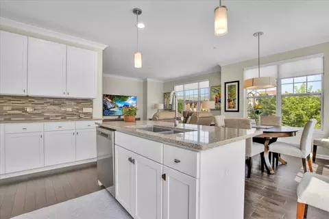Kitchen - 300 Lexington Ln, Rolling Meadows, IL 60008 photo 4 of 6