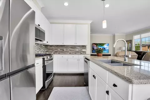 Kitchen - 300 Lexington Ln, Rolling Meadows, IL 60008 photo 3 of 6