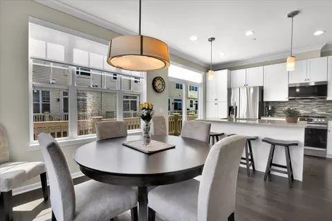 Dining - 300 Lexington Ln, Rolling Meadows, IL 60008 photo 2 of 2