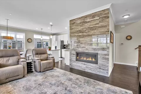 Living - 300 Lexington Ln, Rolling Meadows, IL 60008 photo 3 of 4