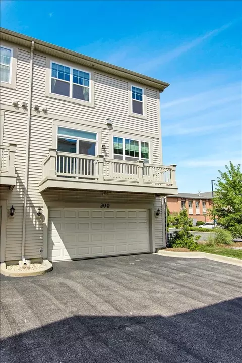 Exterior - 300 Lexington Ln, Rolling Meadows, IL 60008 photo 4 of 4