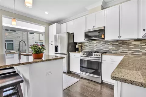 Kitchen - 300 Lexington Ln, Rolling Meadows, IL 60008 photo 6 of 6