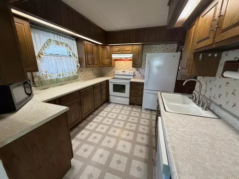 Kitchen - 536 Dwight St, Kewanee, IL 61443 photo 3 of 4