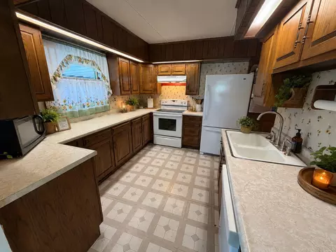 Kitchen - 536 Dwight St, Kewanee, IL 61443 photo 4 of 4