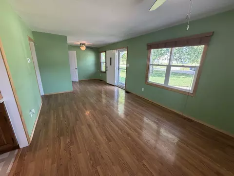 Living - 536 Dwight St, Kewanee, IL 61443 photo 2 of 5