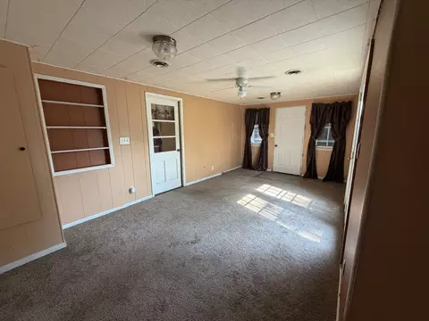 Living - 536 Dwight St, Kewanee, IL 61443 photo 4 of 5