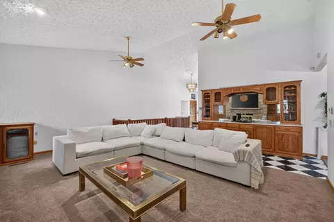 Living - 9 Vale Ct, Moline, IL 61265 photo 8 of 9