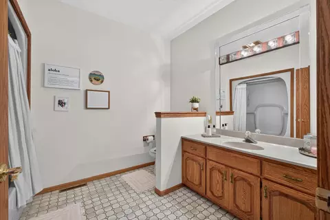 Bath - 9 Vale Ct, Moline, IL 61265 photo 2 of 5