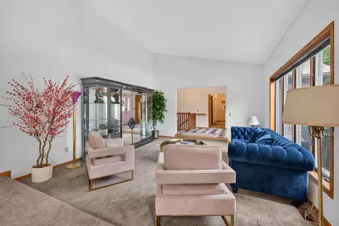 Living - 9 Vale Ct, Moline, IL 61265 photo 4 of 9