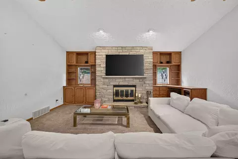 Living - 9 Vale Ct, Moline, IL 61265 photo 6 of 9