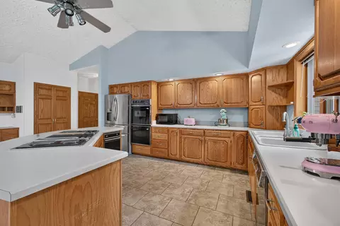 Kitchen - 9 Vale Ct, Moline, IL 61265 photo 3 of 6